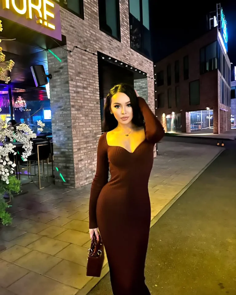 Эскортница Раушан - грудь 1, рост 178 см, вес 59 кг, цвет волос Брюнетки, национальность Казашки