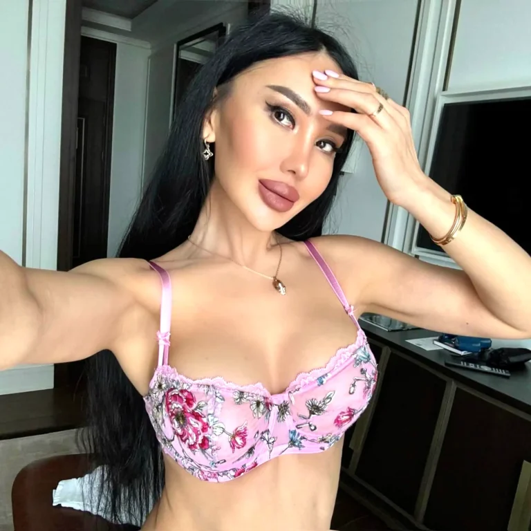 Эскортница Айару - грудь 3, рост 172 см, вес 53 кг, цвет волос Брюнетки, национальность Казашки