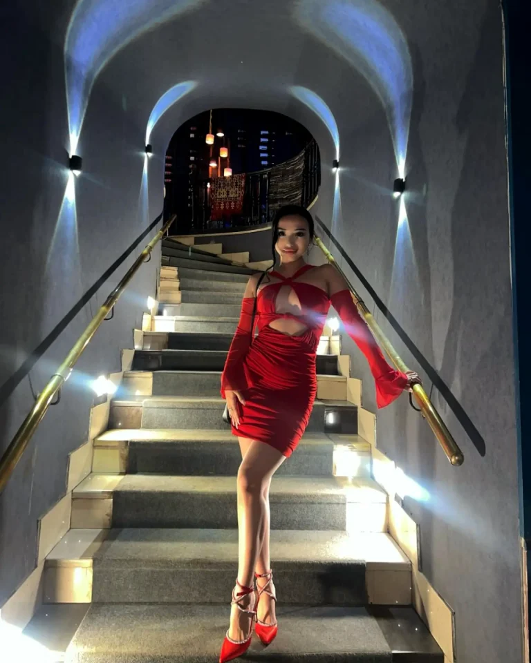 Эскортница Самал - грудь 2, рост 162 см, вес 49 кг, цвет волос Брюнетки, национальность Казашки