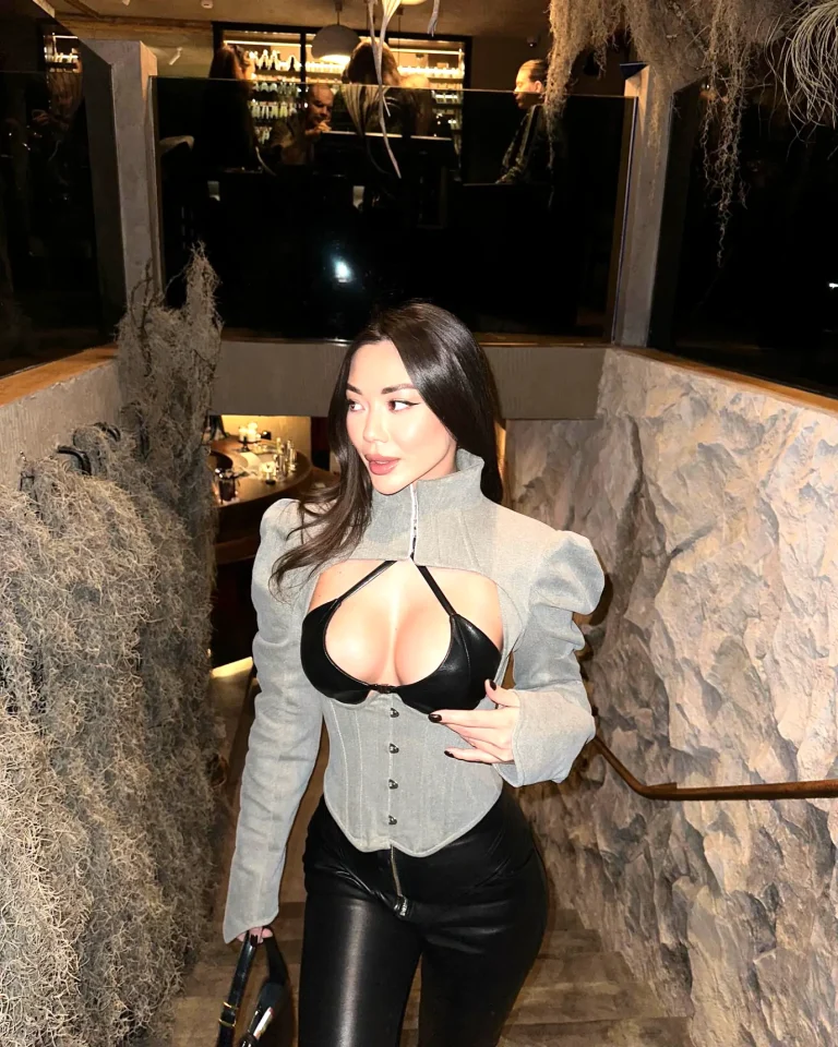 Эскортница Аружан - грудь 3, рост 178 см, вес 59 кг, цвет волос Брюнетки, национальность Казашки