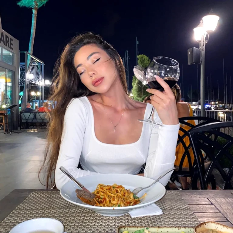 Эскортница Аружан - грудь 3, рост 178 см, вес 59 кг, цвет волос Брюнетки, национальность Казашки