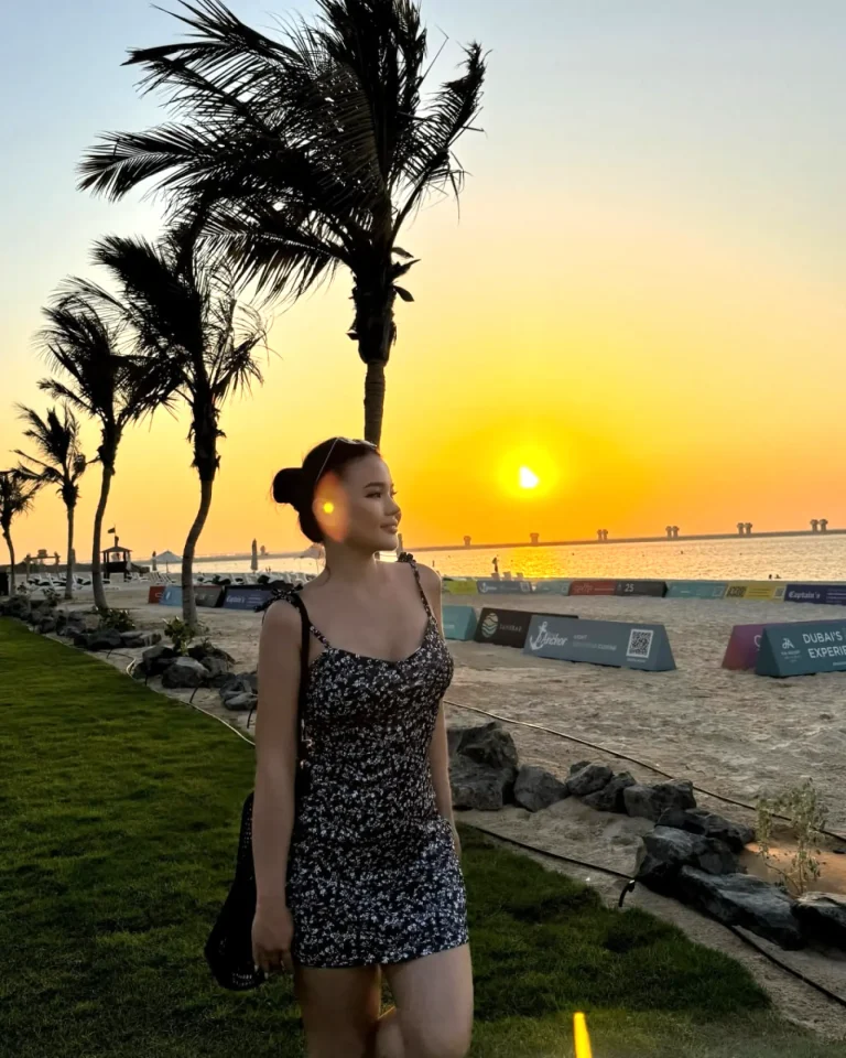 Эскортница Самал - грудь 2, рост 162 см, вес 49 кг, цвет волос Брюнетки, национальность Казашки