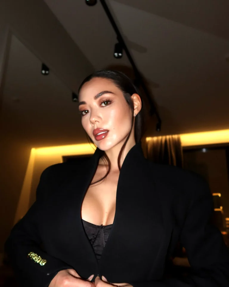 Эскортница Аружан - грудь 3, рост 178 см, вес 59 кг, цвет волос Брюнетки, национальность Казашки