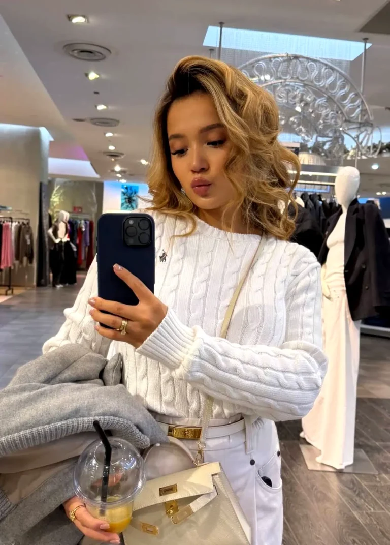 Эскортница Каракат - грудь 2, рост 168 см, вес 56 кг, цвет волос Блондинки, национальность Казашки