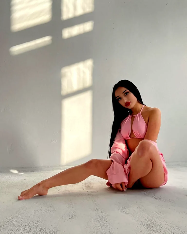 Эскортница Самал - грудь 2, рост 162 см, вес 49 кг, цвет волос Брюнетки, национальность Казашки