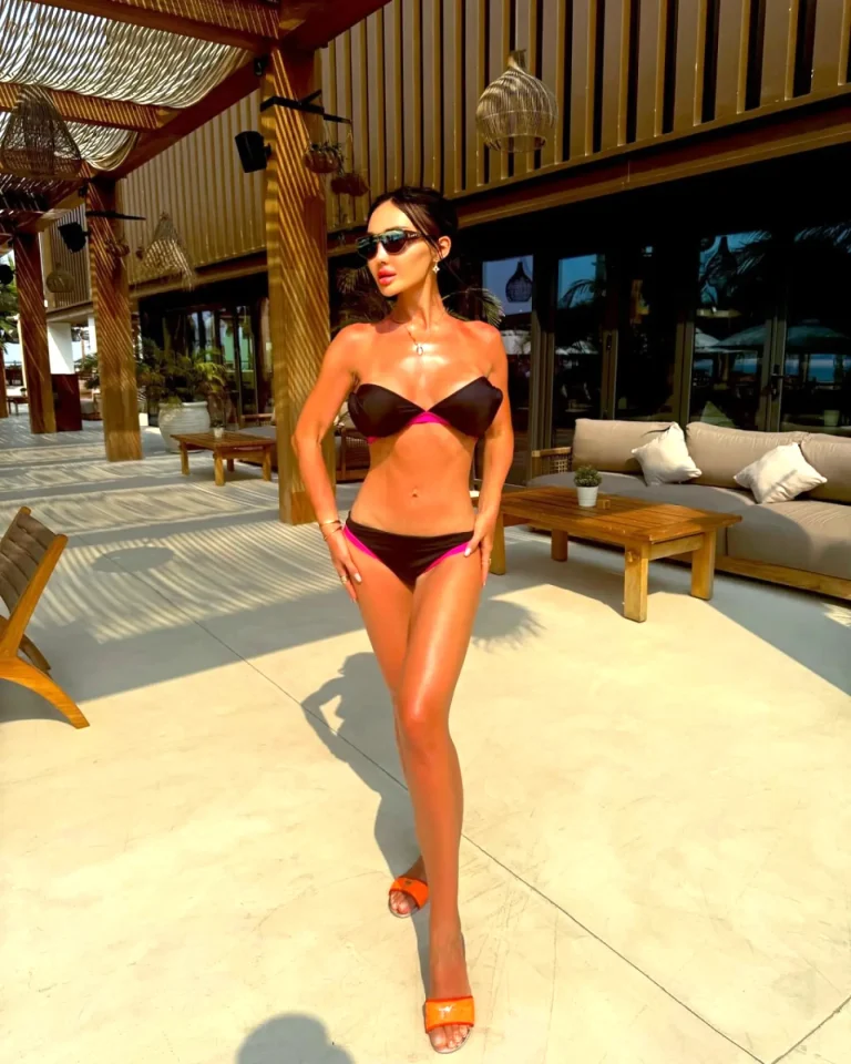 Эскортница Айару - грудь 3, рост 172 см, вес 53 кг, цвет волос Брюнетки, национальность Казашки