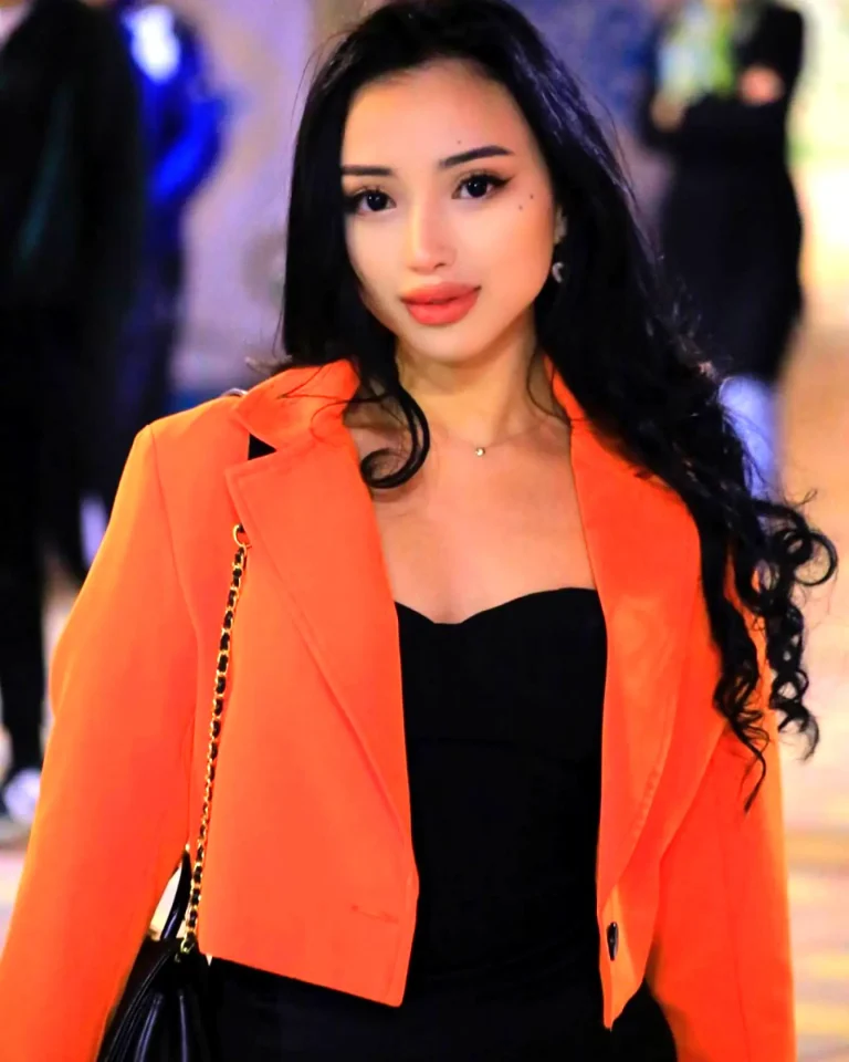 Эскортница Самал - грудь 2, рост 162 см, вес 49 кг, цвет волос Брюнетки, национальность Казашки