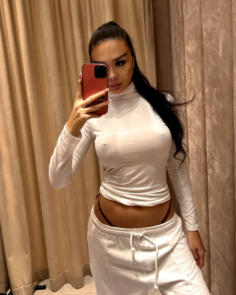 Эскортница Айнур - грудь 3, рост 170 см, вес 50 кг, цвет волос Брюнетки, национальность Азиатки, Казашки