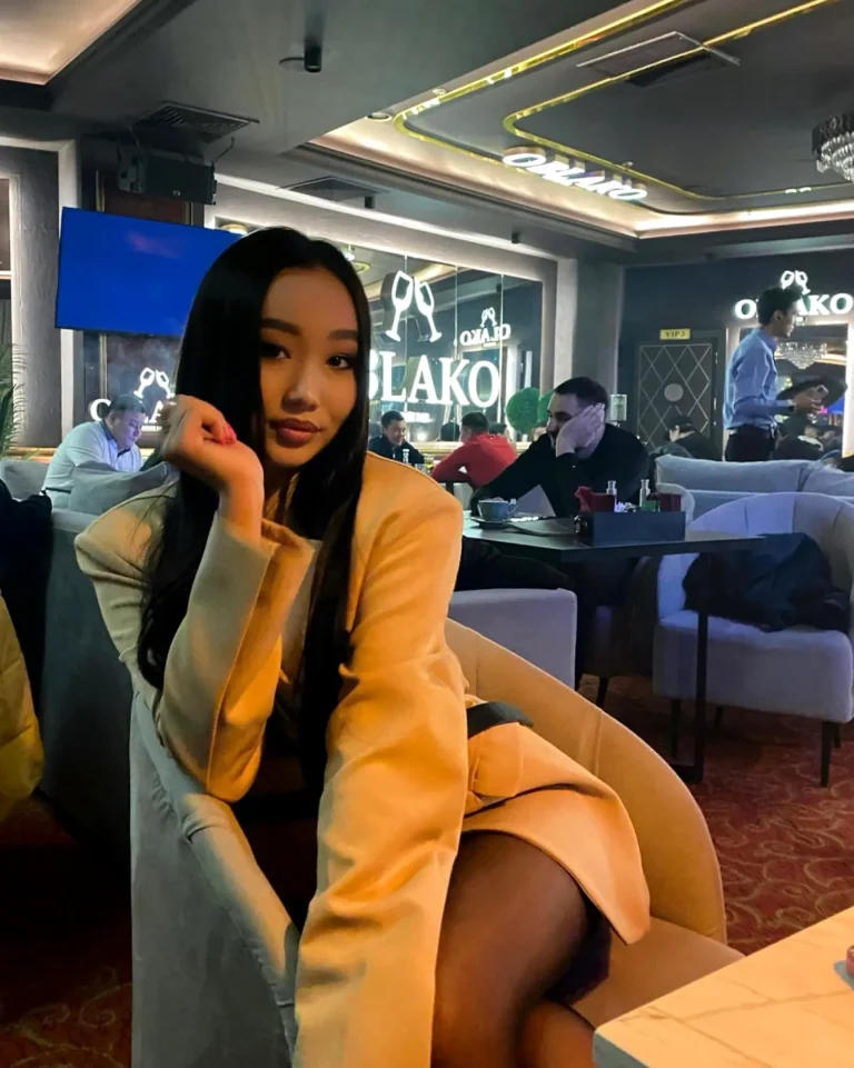 Эскортница Айсулу  - грудь 2, рост 160 см, вес 52 кг, цвет волос Брюнетки, национальность Казашки