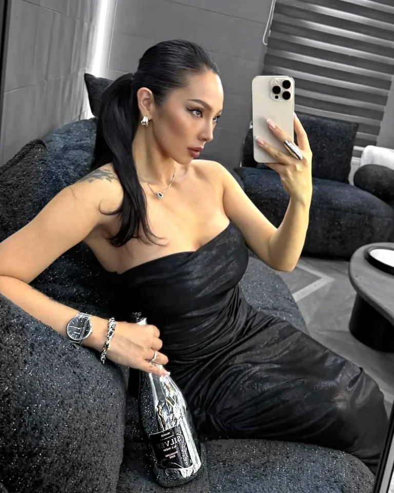 Эскортница Меруерт - грудь 2, рост 175 см, вес 56 кг, цвет волос Брюнетки, национальность Казашки