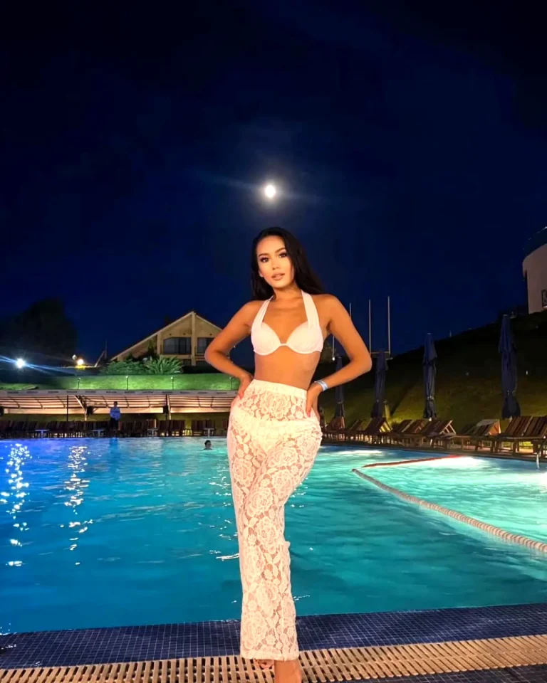 Эскортница Раушан - грудь 1, рост 178 см, вес 59 кг, цвет волос Брюнетки, национальность Казашки