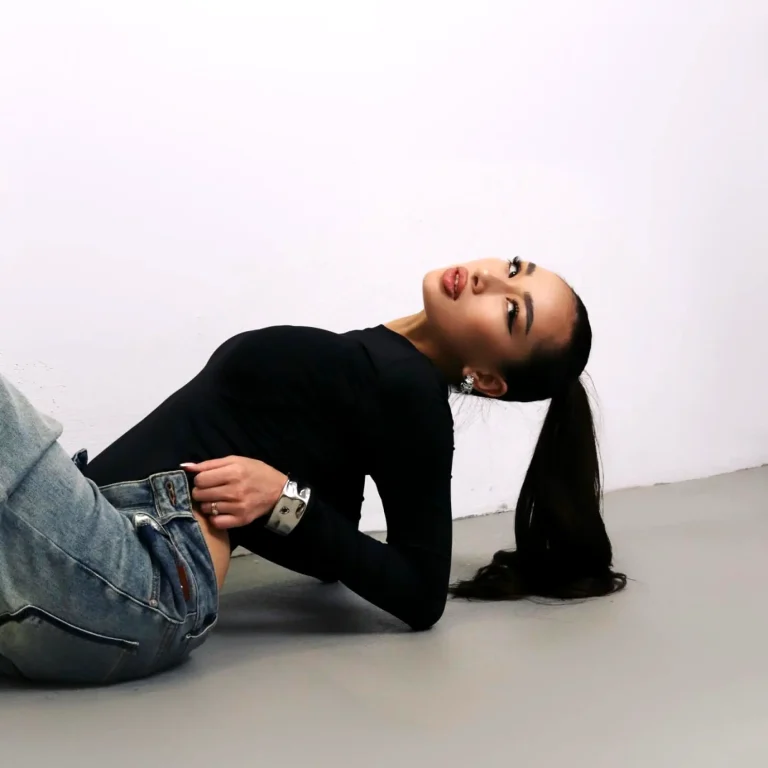 Эскортница Зере - грудь 2, рост 174 см, вес 58 кг, цвет волос Брюнетки, национальность Казашки