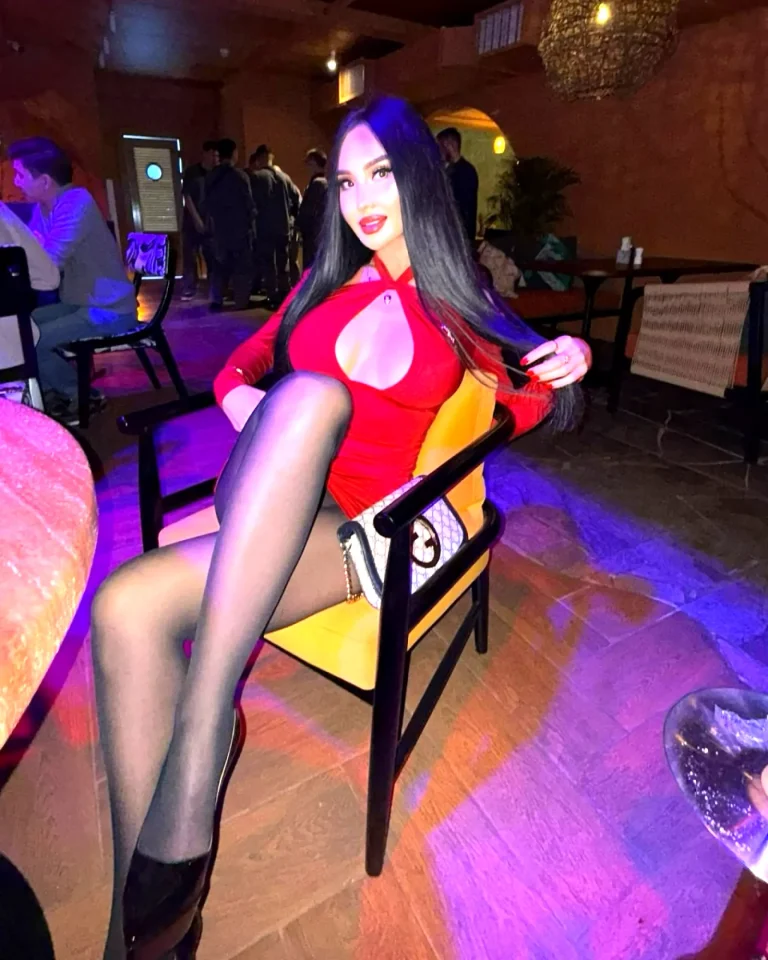 Эскортница Айару - грудь 3, рост 172 см, вес 53 кг, цвет волос Брюнетки, национальность Казашки