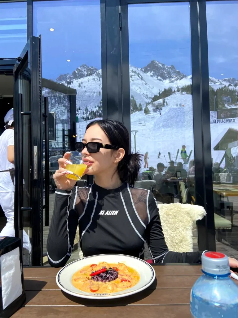 Эскортница Гульназ - грудь 2, рост 168 см, вес 56 кг, цвет волос Русые, национальность Казашки