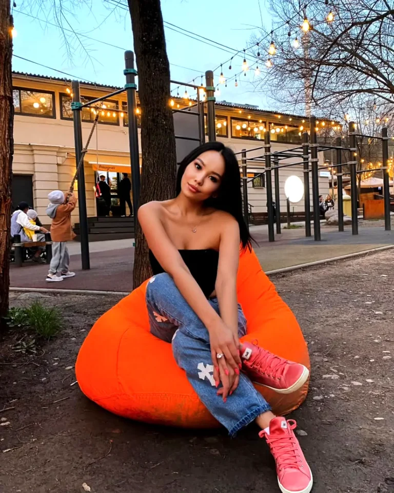 Эскортница Раушан - грудь 1, рост 178 см, вес 59 кг, цвет волос Брюнетки, национальность Казашки