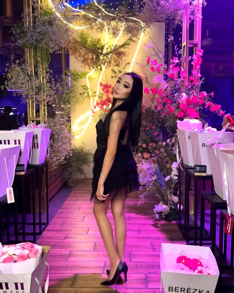 Эскортница Айсулу  - грудь 2, рост 160 см, вес 52 кг, цвет волос Брюнетки, национальность Казашки