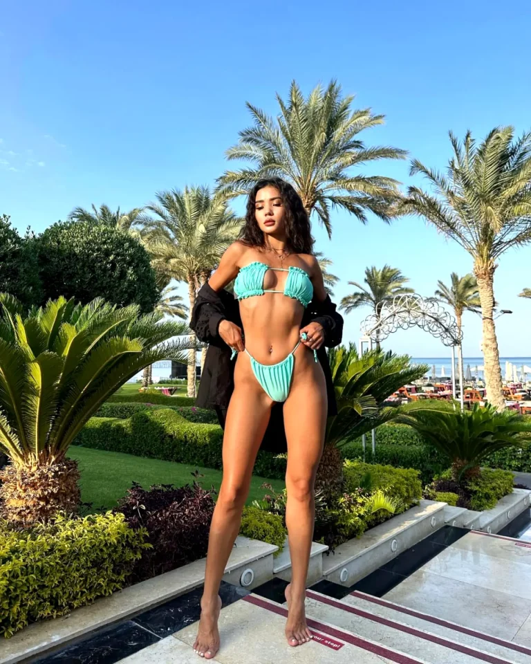 Эскортница Айнагуль - грудь 2, рост 167 см, вес 53 кг, цвет волос Брюнетки, национальность Казашки