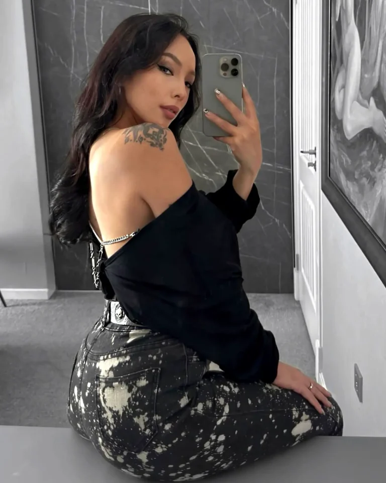 Эскортница Меруерт - грудь 2, рост 175 см, вес 56 кг, цвет волос Брюнетки, национальность Казашки