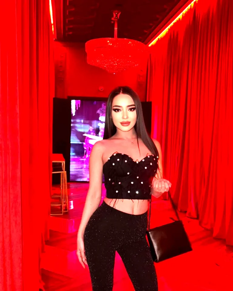 Эскортница Айгерим - грудь 1, рост 158 см, вес 49 кг, цвет волос Брюнетки, национальность Азиатки, Казашки