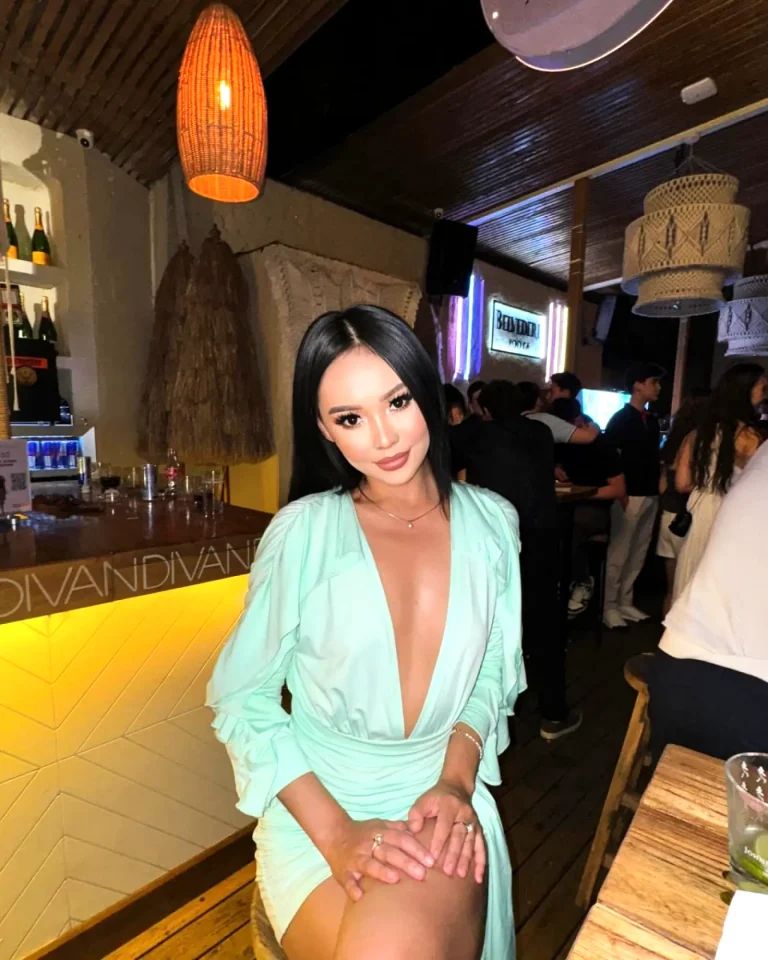 Эскортница Раушан - грудь 1, рост 178 см, вес 59 кг, цвет волос Брюнетки, национальность Казашки