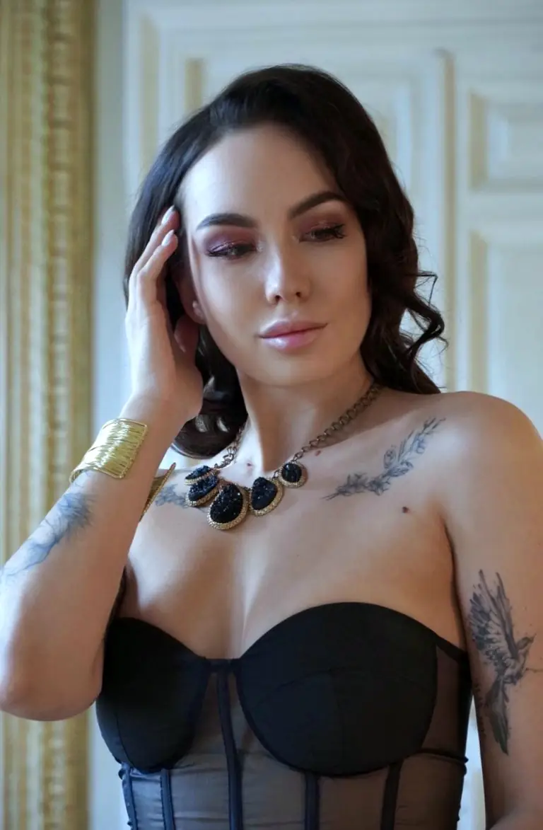 Эскортница Манхеттен  - грудь 2.5, рост 173 см, вес 55 кг, цвет волос Брюнетки, национальность Русские