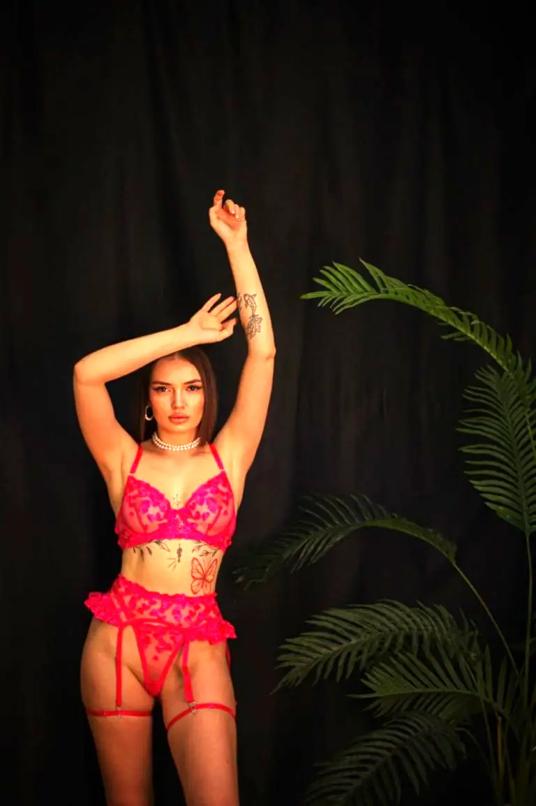 Эскортница Лана - грудь 2, рост 167 см, вес 55 кг, цвет волос Брюнетки, национальность Русские