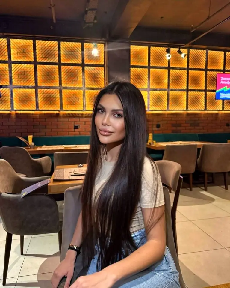 Эскортница Поля - грудь 2, рост 170 см, вес 56 кг, цвет волос Брюнетки, национальность Русские