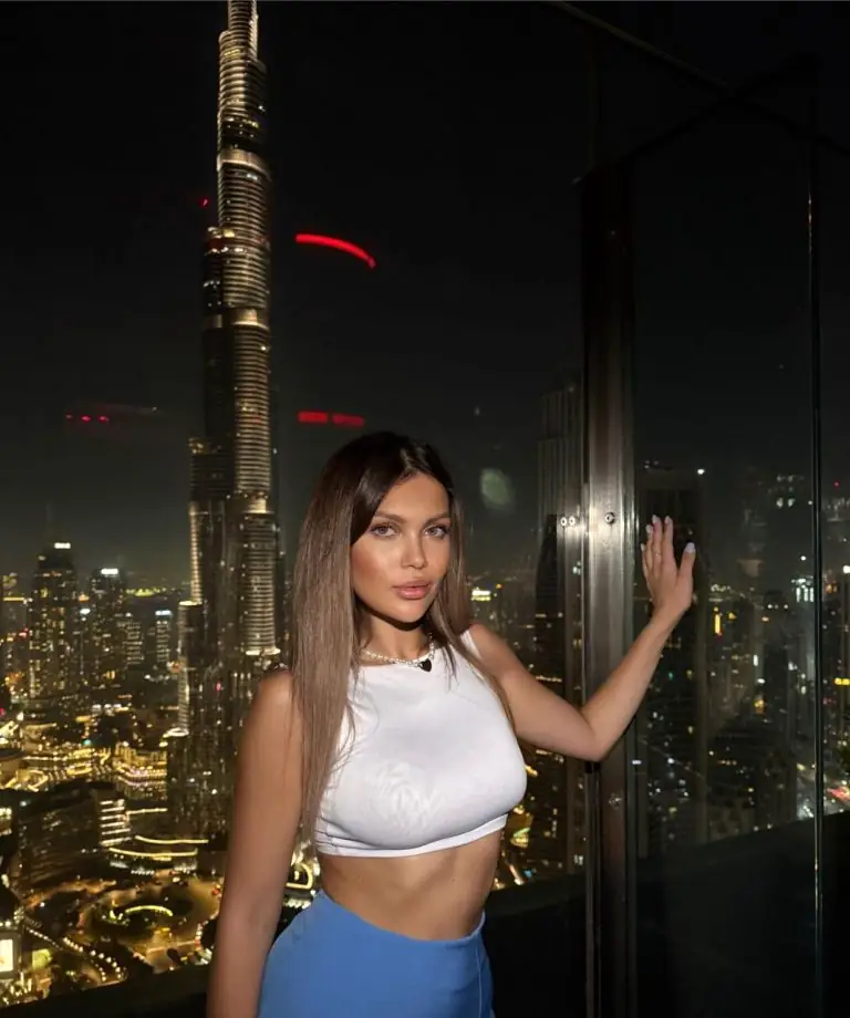 Эскортница Поля - грудь 2, рост 170 см, вес 56 кг, цвет волос Брюнетки, национальность Русские