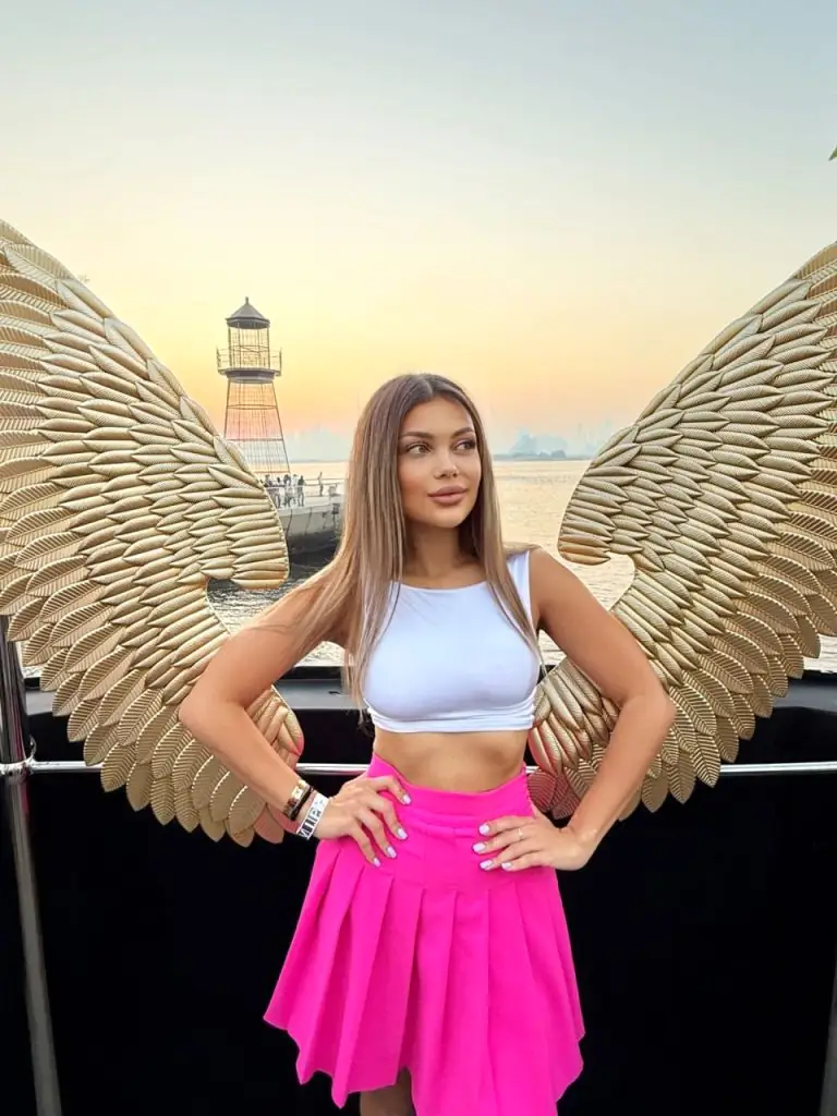 Эскортница Поля - грудь 2, рост 170 см, вес 56 кг, цвет волос Брюнетки, национальность Русские