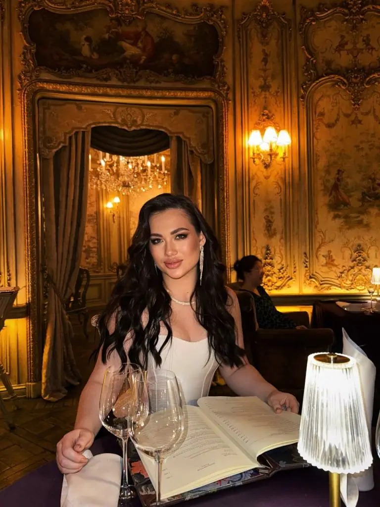 Эскортница Амелия  - грудь 2, рост 170 см, вес 60 кг, цвет волос Шатенки, национальность Русские