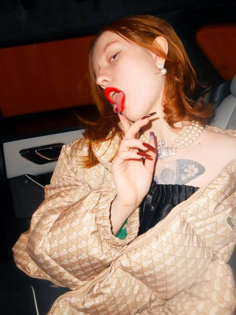 Эскортница Блум - грудь 1, рост 164 см, вес 43 кг, цвет волос Рыжие, национальность Русские