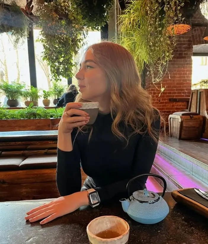 Эскортница Алена - грудь 1.5, рост 165 см, вес 48 кг, цвет волос Русые, национальность Русские