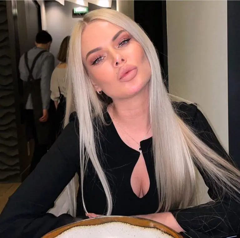 Эскортница Ирина - грудь 3, рост 168 см, вес 55 кг, цвет волос Блондинки, национальность Русские