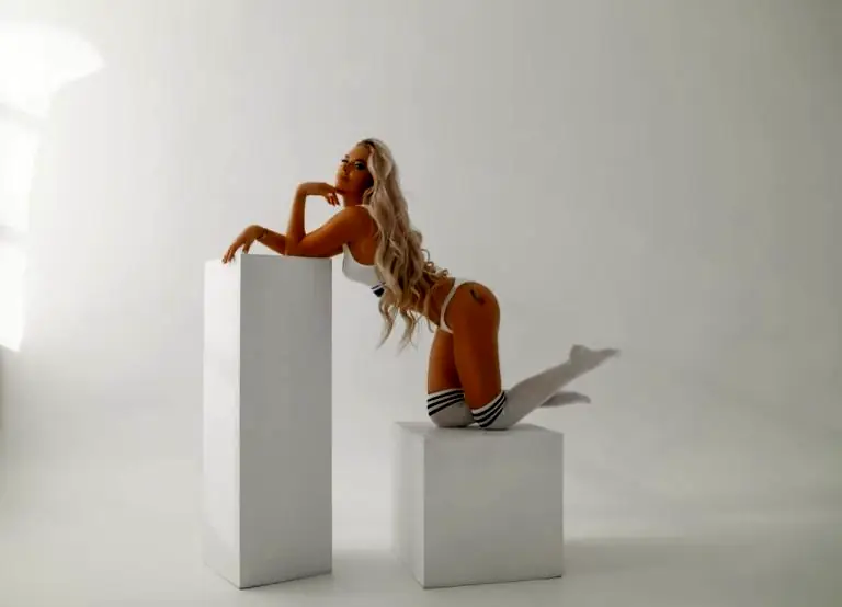 Эскортница Ирина - грудь 3, рост 168 см, вес 55 кг, цвет волос Блондинки, национальность Русские