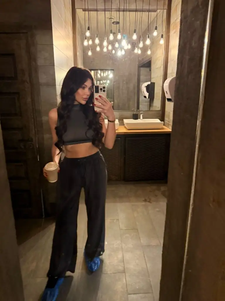 Эскортница Поля - грудь 2, рост 170 см, вес 56 кг, цвет волос Брюнетки, национальность Русские